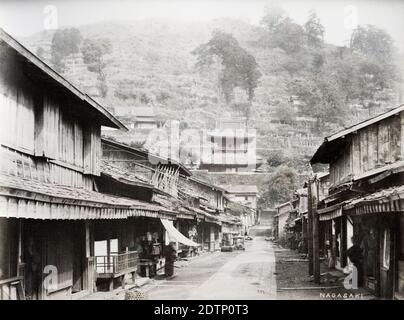 Fotografia d'epoca del XIX secolo - Giappone - dallo studio di Baron Raimund von Stillfried. Scena di strada, Nagasaki. Foto Stock