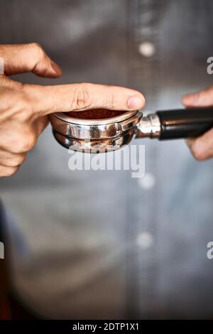 I chicchi di caffè arrostiti e il caffè in polvere sulla potta filtro Foto Stock