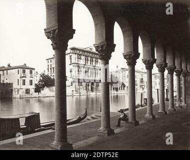 Fotografia d'epoca del XIX secolo - Portico Fondaco Turchi, Venezia, Italia, Venezia, canale e architettura., immagine del 1870 Foto Stock