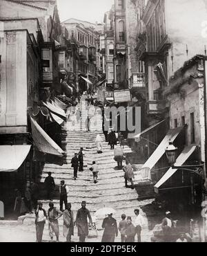 Vintage 19 ° secolo fotografia - passi sulla Grande Rue de Pera, Costantinopoli (Istanbul) Turchia, immagine circa 1890's. Foto Stock