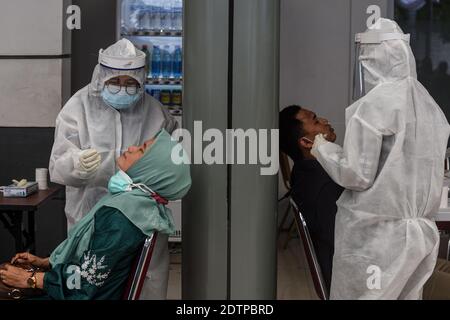 Giacarta, Indonesia. 22 dicembre 2020. Gli operatori sanitari prendono campioni di tampone nasale dei passeggeri del treno per testare COVID-19 alla stazione ferroviaria di Pasar Senen a Giacarta, Indonesia, il 22 dicembre 2020. I casi COVID-19 in Indonesia sono saliti di 6,347 nelle ultime 24 ore a 678,125, con il numero di morti che si aggiunge da 172 a 20,257, ha detto il Ministero della Salute Martedì. Credit: Agung Kuncahya B./Xinhua/Alamy Live News Foto Stock