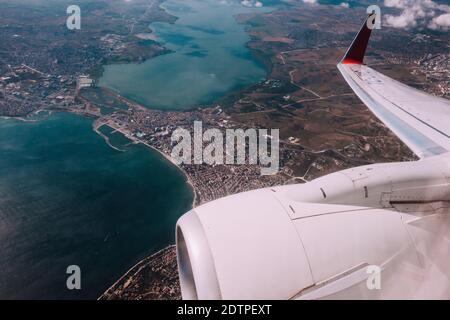 Vista dalla finestra dall'interno dell'aeromobile durante l'atterraggio a Istanbul, Turchia Foto Stock