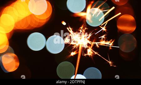 Bengala fuoco su uno sfondo bokeh festa. Foto Stock