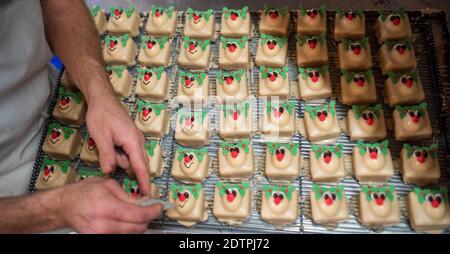 22 Dicembre 2020 Alex Dalbetty & Sons - Artisan Bakers Scottish Borders, Scozia, UK. Notizie di Natale - saggio fotografico Alex Dalbetty & Sons - Artisan Bakers con sede a Galashiels sono molto impegnati nella corsa Uptown Natale e le festività. Le foto mostrano i panettieri finitura di un grande vassoio di festa Rudolph il rosso renna ghiacciato Natale fiaba torte. Photo Phil Wilkinson / Alamy Live News Foto Stock