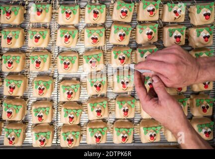 22 Dicembre 2020 Alex Dalbetty & Sons - Artisan Bakers Scottish Borders, Scozia, UK. Notizie di Natale - saggio fotografico Alex Dalbetty & Sons - Artisan Bakers con sede a Galashiels sono molto impegnati nella corsa Uptown Natale e le festività. Le foto mostrano i panettieri finitura di un grande vassoio di festa Rudolph il rosso renna ghiacciato Natale fiaba torte. Photo Phil Wilkinson / Alamy Live News Foto Stock