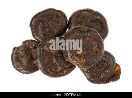 Vista dall'alto di un gruppo di fette di banana disidratate ricoperte di cioccolato isolate su sfondo bianco. Foto Stock