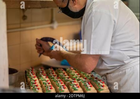 22 Dicembre 2020 Alex Dalbetty & Sons - Artisan Bakers Scottish Borders, Scozia, UK. Notizie di Natale - saggio fotografico Alex Dalbetty & Sons - Artisan Bakers con sede a Galashiels sono molto impegnati nella corsa Uptown Natale e le festività. Le foto mostrano i panettieri finitura di un grande vassoio di festa Rudolph il rosso renna ghiacciato Natale fiaba torte. Photo Phil Wilkinson / Alamy Live News Foto Stock