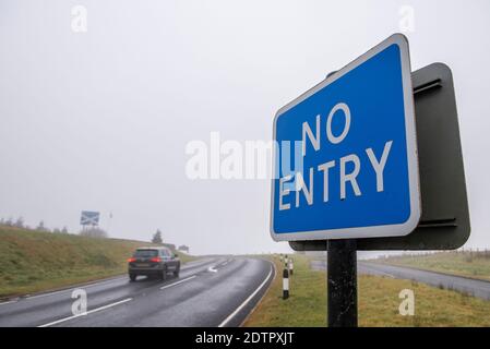 Carter Bar, Regno Unito. 21 Dic 2020. Frontiera in Inghilterra, frontiere scozzesi, Northumberland. La polizia ha fatto una breve apparizione al carter Bar Scotland, il punto di frontiera dell'Inghilterra sulla A68 oggi, prima dell'inasprimento delle restrizioni di viaggio a causa delle nuove misure di blocco del coronavirus del covid che bloccheranno i viaggi tra la Scozia e l'Inghilterra dal giorno di Santo Stefano 2020. Credit: phil wilkinson/Alamy Live News Foto Stock