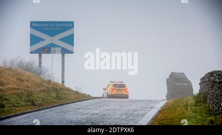 Carter Bar, Regno Unito. 21 Dic 2020. Frontiera in Inghilterra, frontiere scozzesi, Northumberland. La polizia ha fatto una breve apparizione al carter Bar Scotland, il punto di frontiera dell'Inghilterra sulla A68 oggi, prima dell'inasprimento delle restrizioni di viaggio a causa delle nuove misure di blocco del coronavirus del covid che bloccheranno i viaggi tra la Scozia e l'Inghilterra dal giorno di Santo Stefano 2020. Credit: phil wilkinson/Alamy Live News Foto Stock