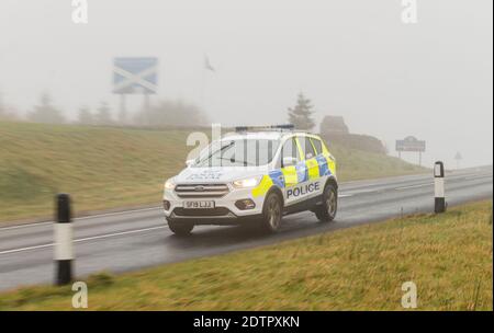 Carter Bar, Regno Unito. 21 Dic 2020. Frontiera in Inghilterra, frontiere scozzesi, Northumberland. La polizia ha fatto una breve apparizione al carter Bar Scotland, il punto di frontiera dell'Inghilterra sulla A68 oggi, prima dell'inasprimento delle restrizioni di viaggio a causa delle nuove misure di blocco del coronavirus del covid che bloccheranno i viaggi tra la Scozia e l'Inghilterra dal giorno di Santo Stefano 2020. Credit: phil wilkinson/Alamy Live News Foto Stock