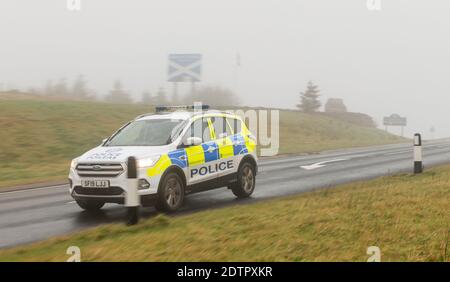 Carter Bar, Regno Unito. 21 Dic 2020. Frontiera in Inghilterra, frontiere scozzesi, Northumberland. La polizia ha fatto una breve apparizione al carter Bar Scotland, il punto di frontiera dell'Inghilterra sulla A68 oggi, prima dell'inasprimento delle restrizioni di viaggio a causa delle nuove misure di blocco del coronavirus del covid che bloccheranno i viaggi tra la Scozia e l'Inghilterra dal giorno di Santo Stefano 2020. Credit: phil wilkinson/Alamy Live News Foto Stock