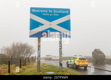 Carter Bar, Regno Unito. 21 Dic 2020. Frontiera in Inghilterra, frontiere scozzesi, Northumberland. La polizia ha fatto una breve apparizione al carter Bar Scotland, il punto di frontiera dell'Inghilterra sulla A68 oggi, prima dell'inasprimento delle restrizioni di viaggio a causa delle nuove misure di blocco del coronavirus del covid che bloccheranno i viaggi tra la Scozia e l'Inghilterra dal giorno di Santo Stefano 2020. Credit: phil wilkinson/Alamy Live News Foto Stock