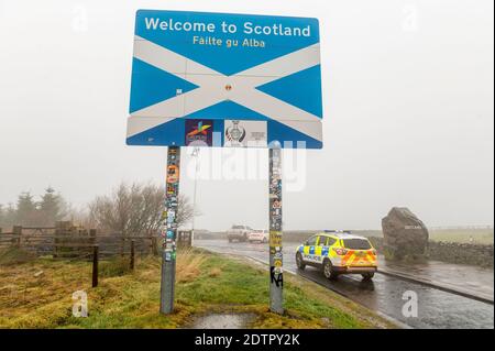 Carter Bar, Regno Unito. 21 Dic 2020. Frontiera in Inghilterra, frontiere scozzesi, Northumberland. La polizia ha fatto una breve apparizione al carter Bar Scotland, il punto di frontiera dell'Inghilterra sulla A68 oggi, prima dell'inasprimento delle restrizioni di viaggio a causa delle nuove misure di blocco del coronavirus del covid che bloccheranno i viaggi tra la Scozia e l'Inghilterra dal giorno di Santo Stefano 2020. Credit: phil wilkinson/Alamy Live News Foto Stock