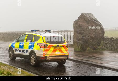 Carter Bar, Regno Unito. 21 Dic 2020. Frontiera in Inghilterra, frontiere scozzesi, Northumberland. La polizia ha fatto una breve apparizione al carter Bar Scotland, il punto di frontiera dell'Inghilterra sulla A68 oggi, prima dell'inasprimento delle restrizioni di viaggio a causa delle nuove misure di blocco del coronavirus del covid che bloccheranno i viaggi tra la Scozia e l'Inghilterra dal giorno di Santo Stefano 2020. Credit: phil wilkinson/Alamy Live News Foto Stock