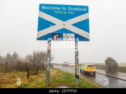 Carter Bar, Regno Unito. 21 Dic 2020. Frontiera in Inghilterra, frontiere scozzesi, Northumberland. La polizia ha fatto una breve apparizione al carter Bar Scotland, il punto di frontiera dell'Inghilterra sulla A68 oggi, prima dell'inasprimento delle restrizioni di viaggio a causa delle nuove misure di blocco del coronavirus del covid che bloccheranno i viaggi tra la Scozia e l'Inghilterra dal giorno di Santo Stefano 2020. Credit: phil wilkinson/Alamy Live News Foto Stock