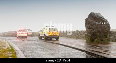 Carter Bar, Regno Unito. 21 Dic 2020. Frontiera in Inghilterra, frontiere scozzesi, Northumberland. La polizia ha fatto una breve apparizione al carter Bar Scotland, il punto di frontiera dell'Inghilterra sulla A68 oggi, prima dell'inasprimento delle restrizioni di viaggio a causa delle nuove misure di blocco del coronavirus del covid che bloccheranno i viaggi tra la Scozia e l'Inghilterra dal giorno di Santo Stefano 2020. Credit: phil wilkinson/Alamy Live News Foto Stock