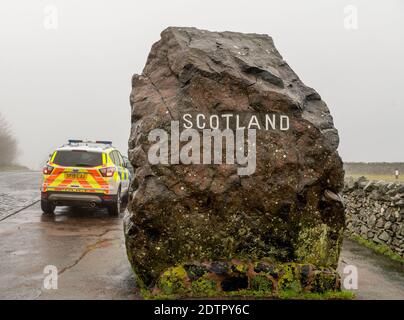 Carter Bar, Regno Unito. 21 Dic 2020. Frontiera in Inghilterra, frontiere scozzesi, Northumberland. La polizia ha fatto una breve apparizione al carter Bar Scotland, il punto di frontiera dell'Inghilterra sulla A68 oggi, prima dell'inasprimento delle restrizioni di viaggio a causa delle nuove misure di blocco del coronavirus del covid che bloccheranno i viaggi tra la Scozia e l'Inghilterra dal giorno di Santo Stefano 2020. Credit: phil wilkinson/Alamy Live News Foto Stock