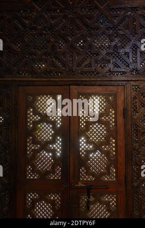 La Madrasa al-Attarine a Fez, Marocco. Finestra in legno Foto Stock