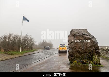 Carter Bar, Regno Unito. 21 Dic 2020. Frontiera in Inghilterra, frontiere scozzesi, Northumberland. La polizia ha fatto una breve apparizione al carter Bar Scotland, il punto di frontiera dell'Inghilterra sulla A68 oggi, prima dell'inasprimento delle restrizioni di viaggio a causa delle nuove misure di blocco del coronavirus del covid che bloccheranno i viaggi tra la Scozia e l'Inghilterra dal giorno di Santo Stefano 2020. Credit: phil wilkinson/Alamy Live News Foto Stock