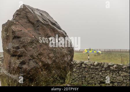 Carter Bar, Regno Unito. 21 Dic 2020. Frontiera in Inghilterra, frontiere scozzesi, Northumberland. La polizia ha fatto una breve apparizione al carter Bar Scotland, il punto di frontiera dell'Inghilterra sulla A68 oggi, prima dell'inasprimento delle restrizioni di viaggio a causa delle nuove misure di blocco del coronavirus del covid che bloccheranno i viaggi tra la Scozia e l'Inghilterra dal giorno di Santo Stefano 2020. Credit: phil wilkinson/Alamy Live News Foto Stock