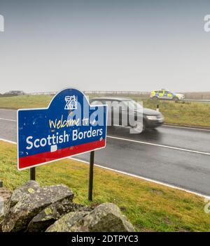 Carter Bar, Regno Unito. 21 Dic 2020. Frontiera in Inghilterra, frontiere scozzesi, Northumberland. La polizia ha fatto una breve apparizione al carter Bar Scotland, il punto di frontiera dell'Inghilterra sulla A68 oggi, prima dell'inasprimento delle restrizioni di viaggio a causa delle nuove misure di blocco del coronavirus del covid che bloccheranno i viaggi tra la Scozia e l'Inghilterra dal giorno di Santo Stefano 2020. Credit: phil wilkinson/Alamy Live News Foto Stock