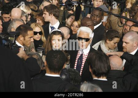 Il fashion designer tedesco Karl Lagerfeld e la principessa Caroline della figlia di Monaco Charlotte Casiraghi, fotografati dopo la sfilata di moda di Chanel's Haute Couture Primavera-Estate 2007 tenutasi a 'le Grand Palais', a Parigi, Francia, il 23 gennaio 2007. - Charlotte Casiraghi è stata appena nominata nuovo ambasciatore e portavoce di Chanel. Sarà l'immagine della collezione primavera-estate 2021 disegnata da Virginie Viard, fotografata a Monaco da Inez van Lamsweerde e Vinoodh Matadin. Foto di Khayat-Nebinger-Orban-Taamallah/ABACAPRESS.COM Foto Stock