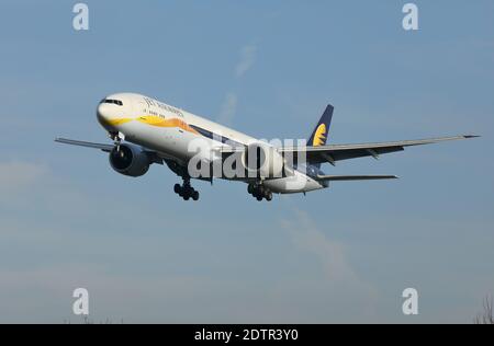 Air Liner Jet Airways Boeing 777 per passeggeri, n. di serie VT-JEQ, atterrando all'aeroporto di Heathrow, Londra, Regno Unito, nel gennaio 2019. Foto Stock