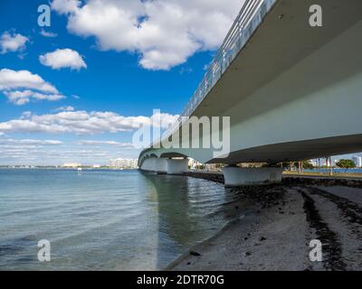 John Ringling Bridge sopra Sarasota Bay a Sarasota Florida USA Foto Stock