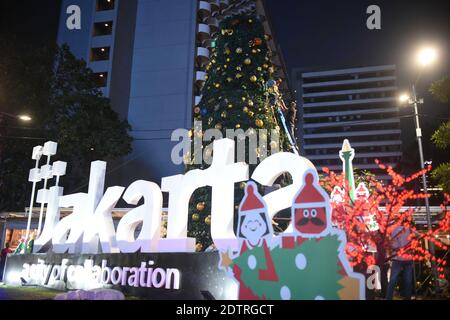 Giacarta, Indonesia. 22 dicembre 2020. Lavoratori hanno creato un albero di Natale a Giacarta, Indonesia, il 22 dicembre 2020. Credit: Zulkarnain/Xinhua/Alamy Live News Foto Stock