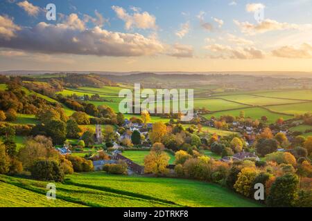 Vista in autunno sul villaggio di Corton Denham e campagna al tramonto, Corton Denham, Somerset, Inghilterra, Regno Unito, Europa Foto Stock