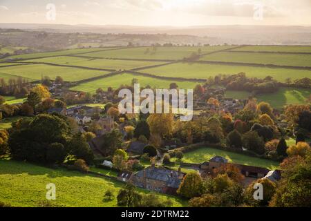 Vista in autunno sul villaggio di Corton Denham e campagna al tramonto, Corton Denham, Somerset, Inghilterra, Regno Unito, Europa Foto Stock