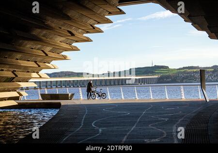Dundee, Tayside, Scozia, Regno Unito. 22 dicembre 2020. Regno Unito tempo: Una mattina molto fredda e soleggiata attraverso la Scozia nord-orientale con temperature che raggiungono i 3°C. Il giorno più breve dell'anno, il lungomare di Dundee è crogiolarsi al sole d'inverno e al cielo azzurro che offre una vista spettacolare dell'impressionante V&A Design Museum e del ponte di Tay Road che si estende sul fiume Tay. Credit: Dundee Photographics/Alamy Live News Foto Stock
