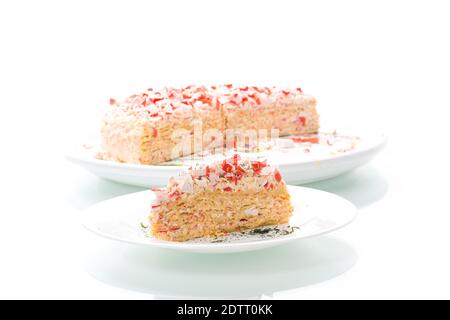 pezzo di torta di snack farcito con bastoncini di granchio in un piastra isolata su sfondo bianco Foto Stock