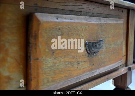 Cassetto da tavolo, vintage, dettaglio manico cassetto, con messa a fuoco selettiva su legno naturale, zoom foto, Brasile, Sud America Foto Stock