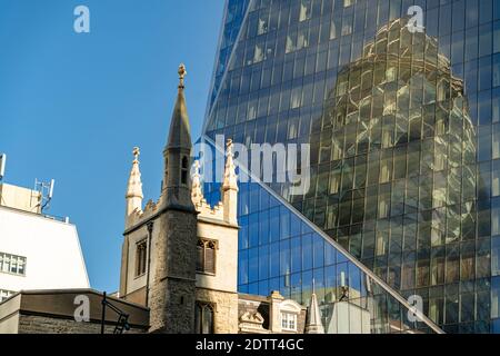 Il moderno skyline di Londra con edifici vecchi e nuovi mescolati insieme Foto Stock