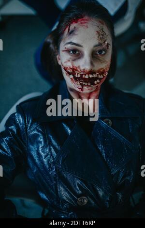 Ritratto di donna in immagine di un mutante brutto sangue con denti mostruosi. Cosplay. Foto Stock