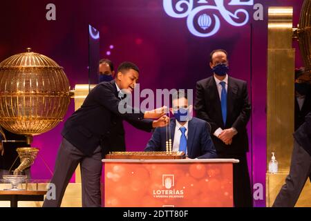 Madrid, Spagna. 22 dicembre 2020: Gli alunni della scuola di San Ildefonso cantano numeri durante il sorteggio della lotteria spagnola di Natale chiamata 'El Gordo' (Fat One) al Teatro Real il 22 dicembre 2020 a Madrid, Spagna. Credit: Jon Imanol Reino/Alfa Images/Alamy Live News Foto Stock