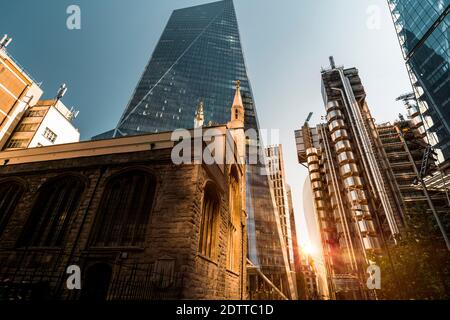 Il moderno skyline di Londra con edifici vecchi e nuovi mescolati insieme Foto Stock