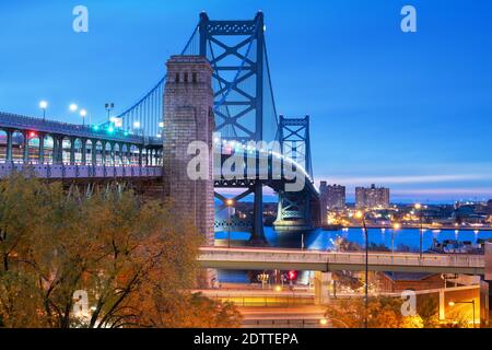 Philadelphia, Pennsylvania, USA, al Benjamin Franklin Bridge che attraversa il fiume Delaware verso Camden, New Jersey. Foto Stock