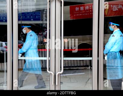 Hong Kong, Cina. 22 dicembre 2020. Il personale è stato visto in un hotel di quarantena a Hong Kong, Cina meridionale, il 22 dicembre 2020. Il Centro per la protezione della salute (CHP) di Hong Kong ha segnalato 63 casi confermati aggiuntivi di COVID-19 martedì, portando il suo totale a 8,300. Credit: WU Xiaochu/Xinhua/Alamy Live News Foto Stock