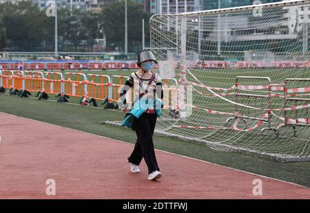 Hong Kong, Cina. 22 dicembre 2020. Un residente che indossa una maschera esercizi a Hong Kong, Cina meridionale, 22 dicembre 2020. Il Centro per la protezione della salute (CHP) di Hong Kong ha segnalato 63 casi confermati aggiuntivi di COVID-19 martedì, portando il suo totale a 8,300. Credit: WU Xiaochu/Xinhua/Alamy Live News Foto Stock