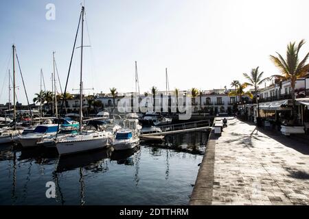Piccolo porto nel famoso villaggio di Puerto de Mogan nelle Isole Canarie, Spagna Foto Stock