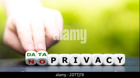 La mano trasforma i dadi e cambia l'espressione 'no privacy' in 'data privacy'. Foto Stock