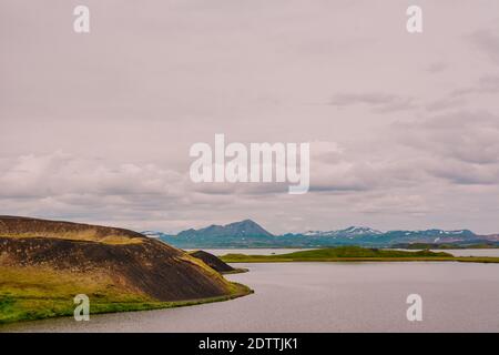 La costa intorno allo stagno Stakholstjorn con pseudo crateri - Monumento naturale vicino al lago Myvatn nel nord dell'Islanda in estate Foto Stock