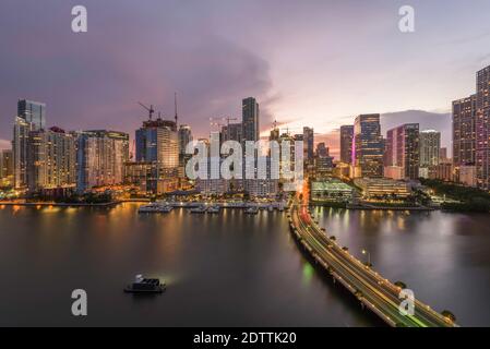 Miami, Florida, USA skyline sopra Biscayne Bay al tramonto. Foto Stock