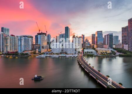 Miami, Florida, USA skyline sopra Biscayne Bay al tramonto. Foto Stock