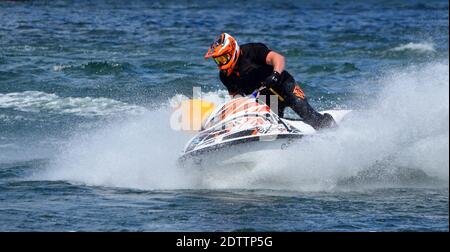 Primo piano di moto d'acqua in curva a velocità che crea un sacco di spruzzi. Foto Stock