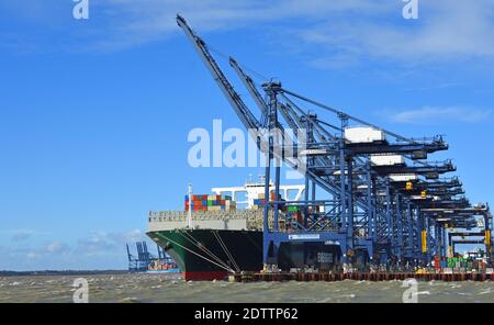 Grande contenitore nave 'mai dato' che è caricato al porto di Felixstowe. Foto Stock