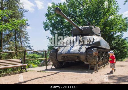 Tank M4 Sherman il Liberatore di fronte alla mostra Underground World nel giardino zoologico e botanico di Plzen, Repubblica Ceca, martedì 13 giugno, Foto Stock