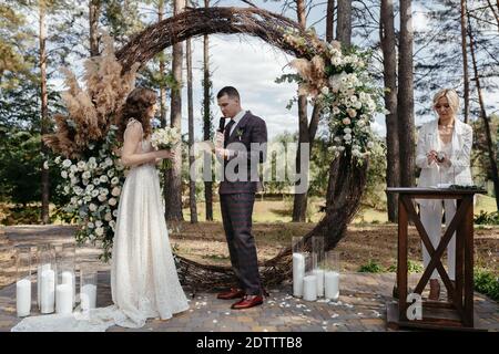 Lo sposo felice sta dicendo un giuramento durante la cerimonia nuziale. Matrimonio felice Foto Stock